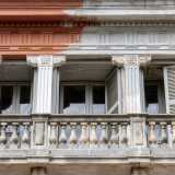...con ai lati mensolette a decoro vegetale. Queste reggono un fregio �bicolore� con metope e triglifi sovrastato a sua volta da un cornicione aggettante e fastigio sommitale con stemma
